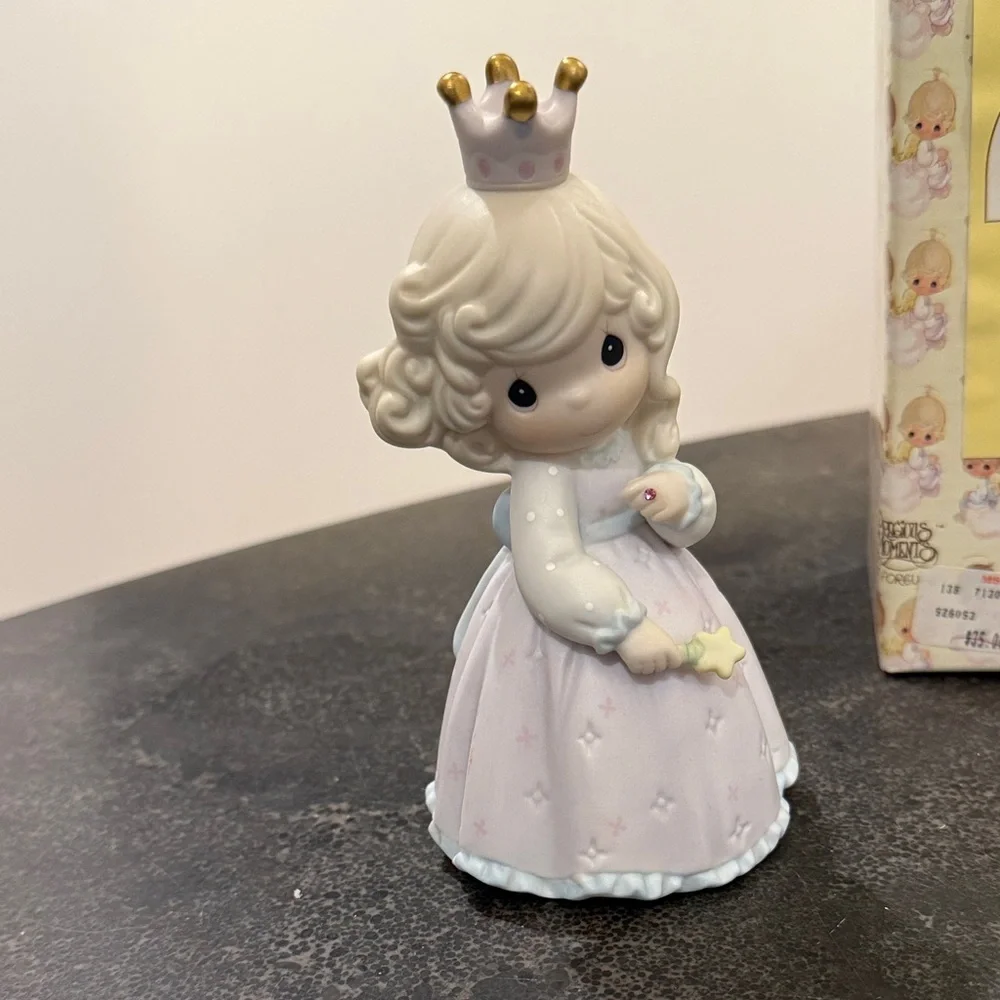 Precious Moments Royal Pair with Gold Crowns - Picture 5 of 8